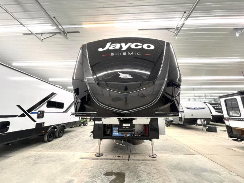 2026 Jayco 2026 Jayco Seismic Toy Hauler - thumbnail 4