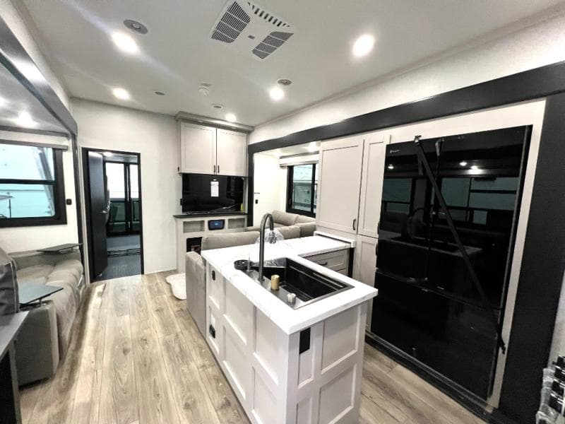 2026 Jayco 2026 Jayco Seismic Toy Hauler - thumbnail 11