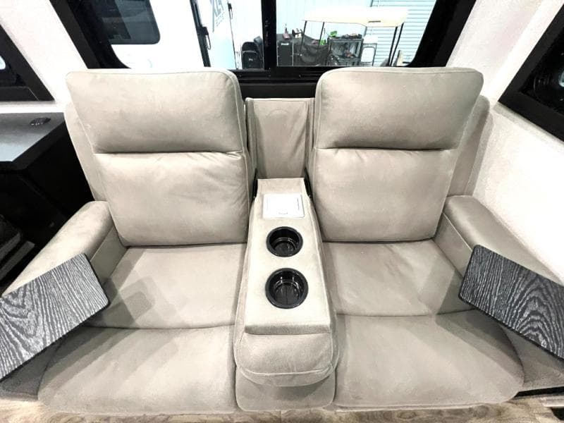 2026 Jayco 2026 Jayco Seismic Toy Hauler - thumbnail 15