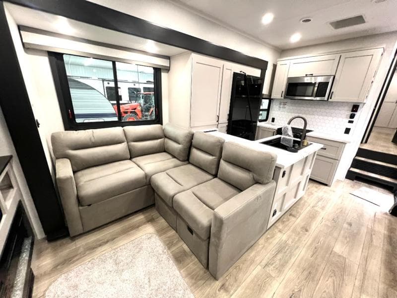 2026 Jayco 2026 Jayco Seismic Toy Hauler - thumbnail 17