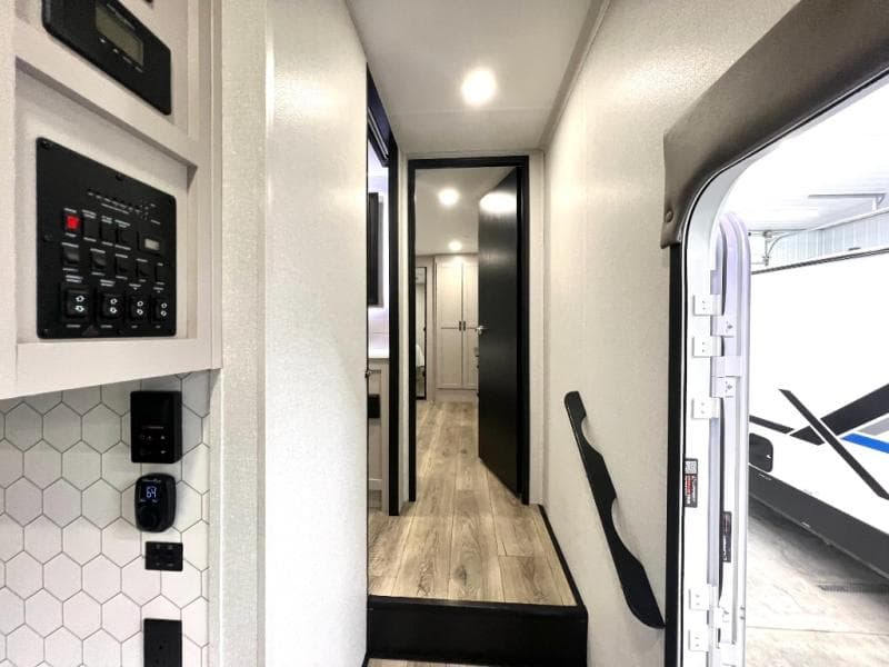 2026 Jayco 2026 Jayco Seismic Toy Hauler - thumbnail 32