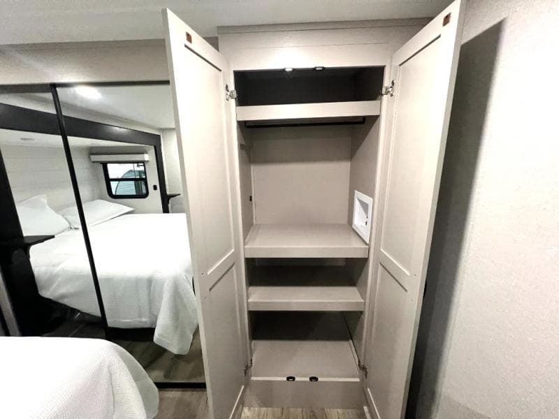 2026 Jayco 2026 Jayco Seismic Toy Hauler - thumbnail 42