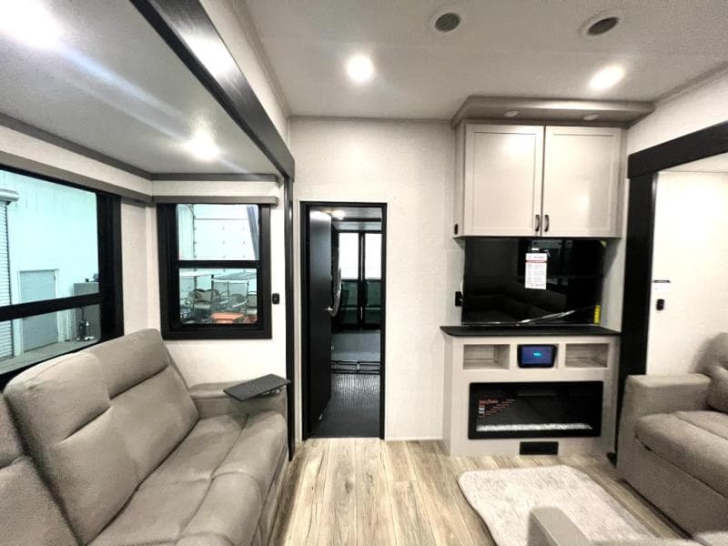 2026 Jayco 2026 Jayco Seismic Toy Hauler - thumbnail 48