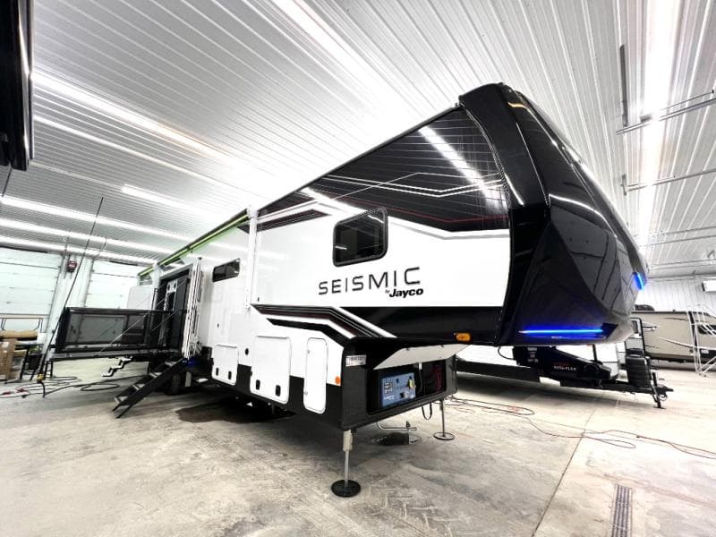 2026 Jayco 2026 Jayco Seismic Toy Hauler - thumbnail 3