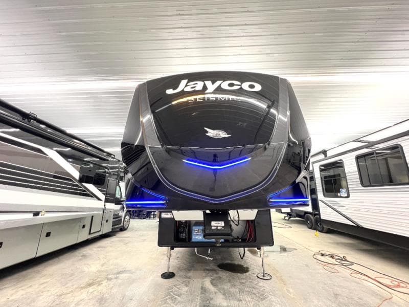 2026 Jayco 2026 Jayco Seismic Toy Hauler - thumbnail 5