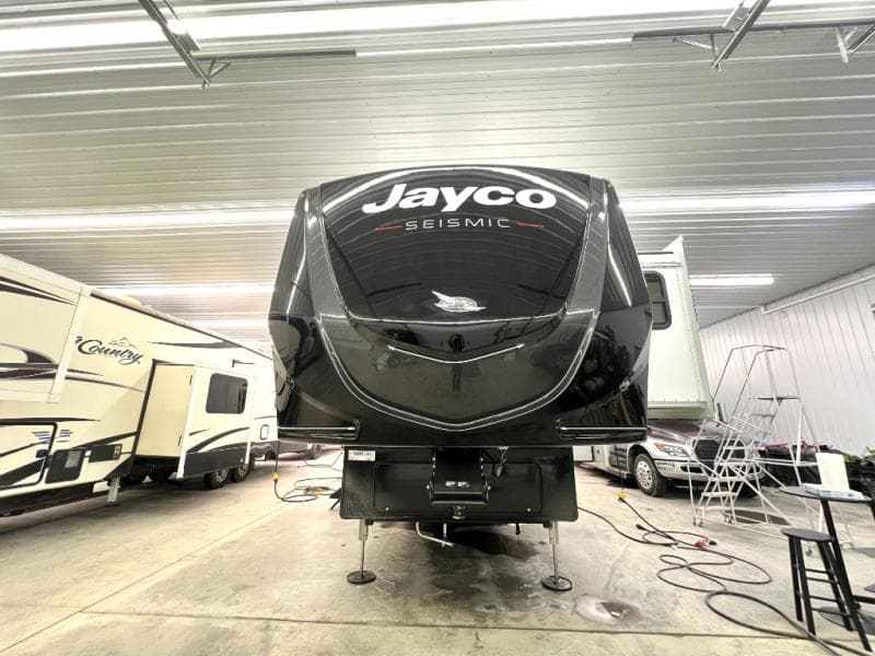 2026 Jayco 2026 Jayco Seismic Toy Hauler - thumbnail 4
