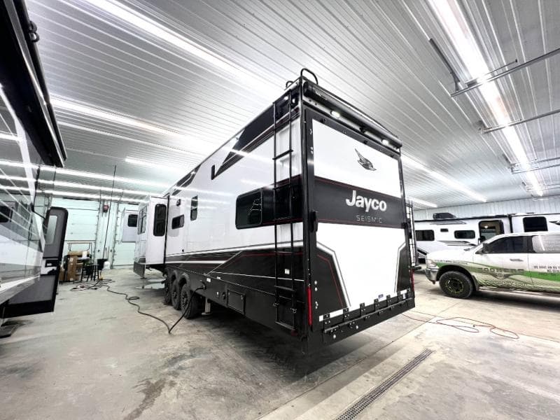 2026 Jayco 2026 Jayco Seismic Toy Hauler - thumbnail 6