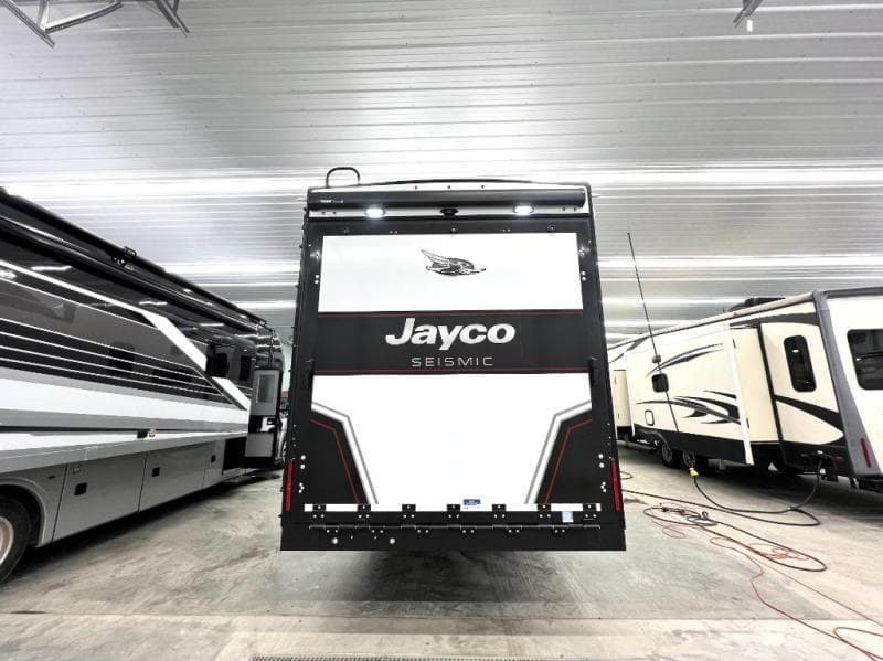 2026 Jayco 2026 Jayco Seismic Toy Hauler - thumbnail 7