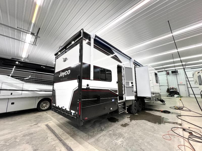 2026 Jayco 2026 Jayco Seismic Toy Hauler - thumbnail 8