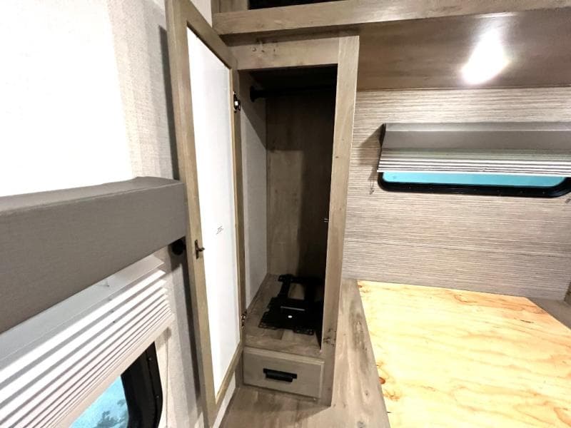 2022 Forest River 2022 Forest River Surveyor - thumbnail 35