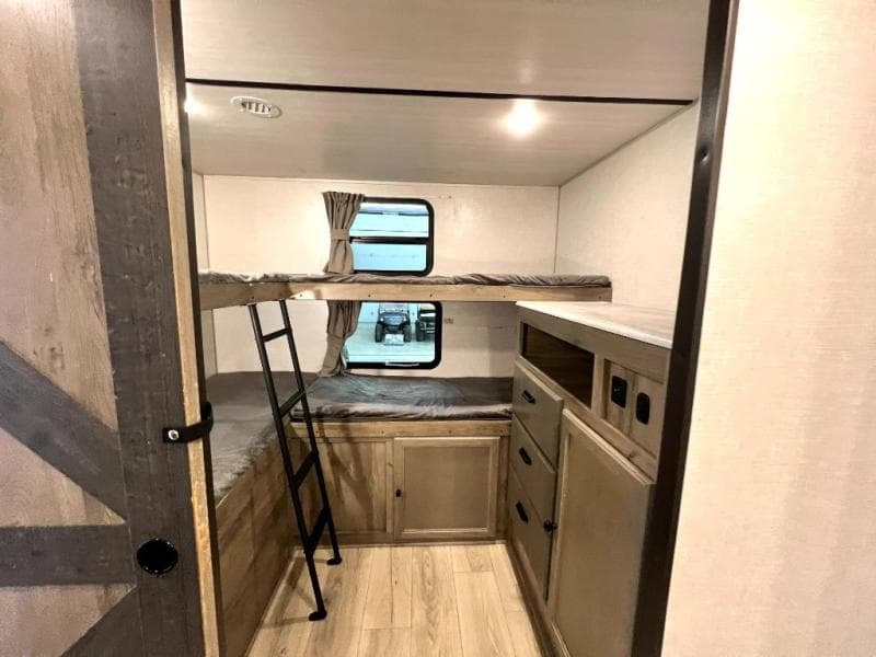 2022 Forest River 2022 Forest River Surveyor - thumbnail 39