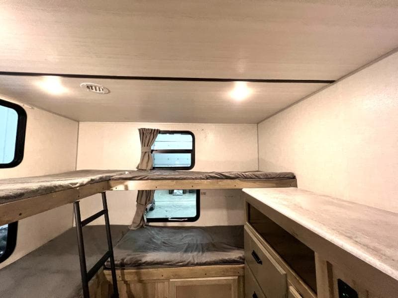 2022 Forest River 2022 Forest River Surveyor - thumbnail 40