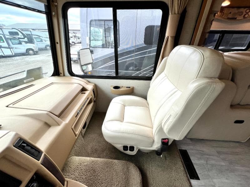 2013 Winnebago 2013 Winnebago Sightseer - thumbnail 6