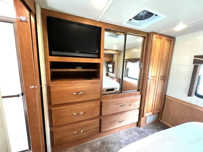 2013 Winnebago 2013 Winnebago Sightseer - thumbnail 38