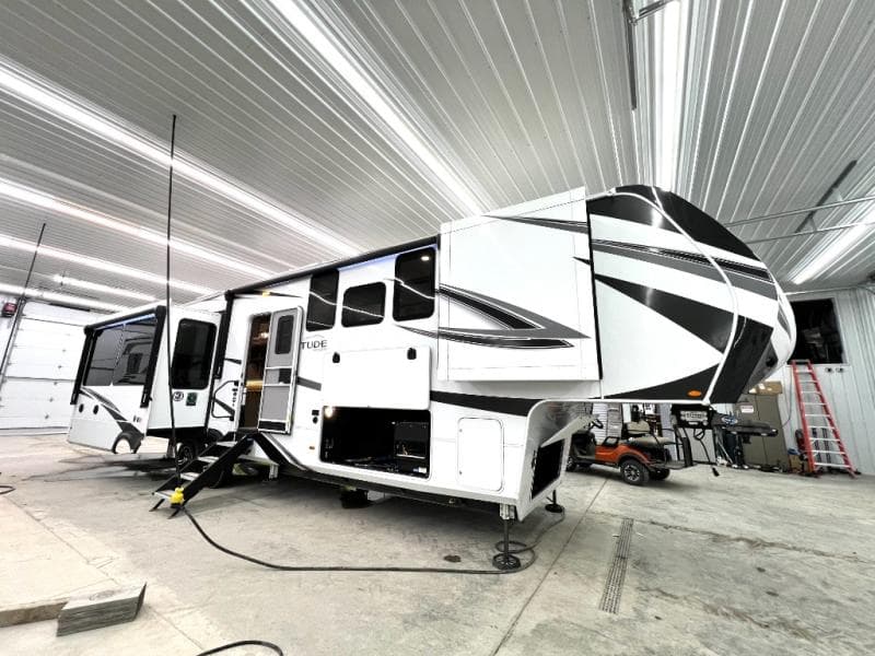 2023 Grand Design 2023 Grand Design Solitude - thumbnail 2