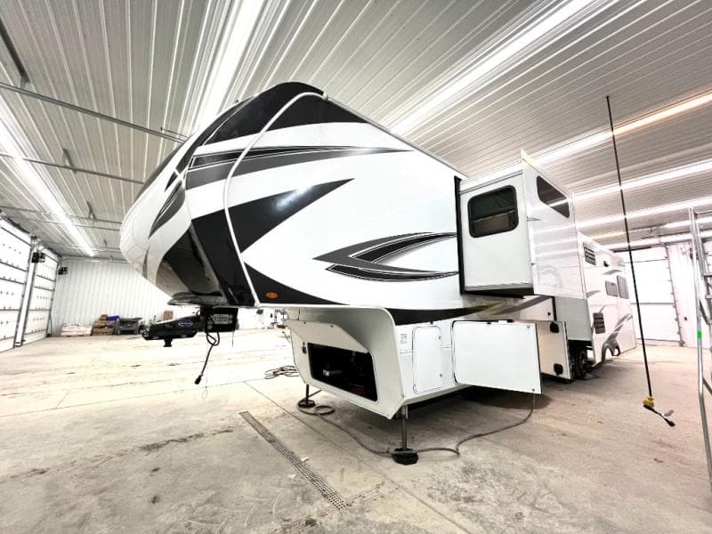 2023 Grand Design 2023 Grand Design Solitude - thumbnail 3