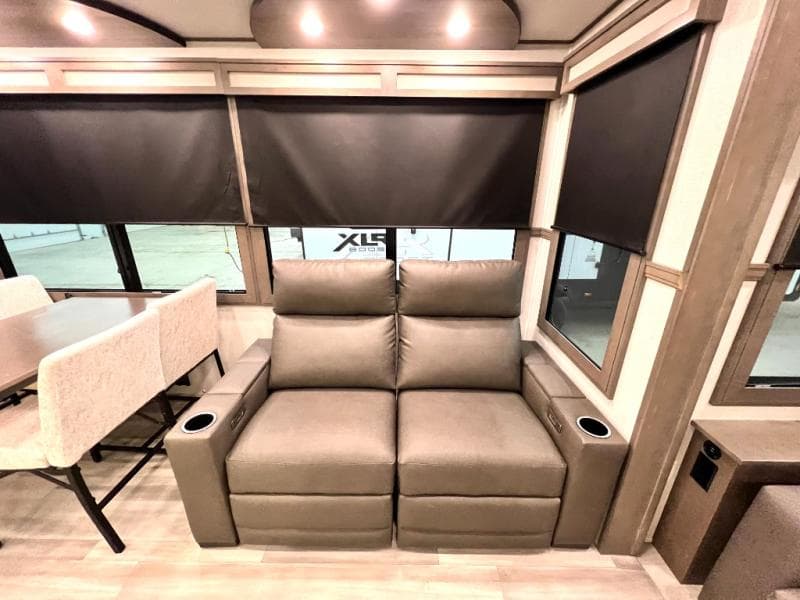 2023 Grand Design 2023 Grand Design Solitude - thumbnail 18