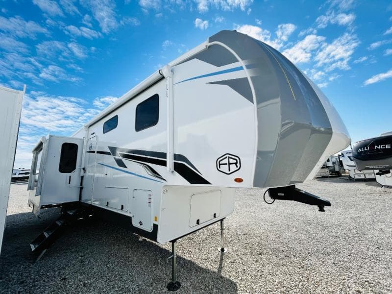 2025 Forest River 2025 Forest River Wildcat - thumbnail 3