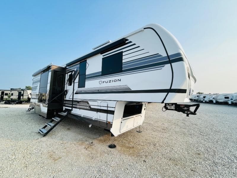 2026 Keystone RV 2026 Keystone RV Fuzion Toy Hauler - thumbnail 3