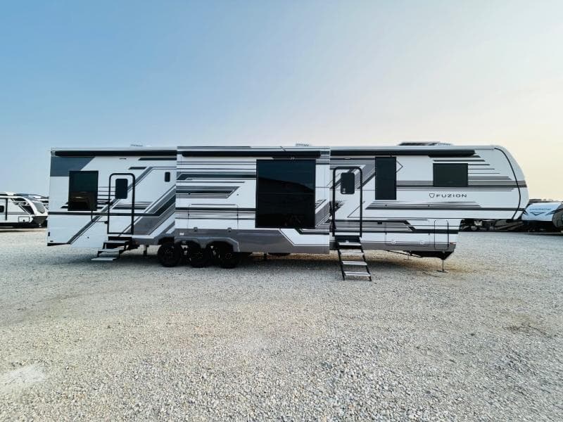 2026 Keystone RV 2026 Keystone RV Fuzion Toy Hauler - thumbnail 4