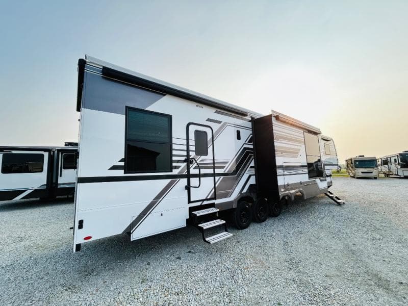 2026 Keystone RV 2026 Keystone RV Fuzion Toy Hauler - thumbnail 5