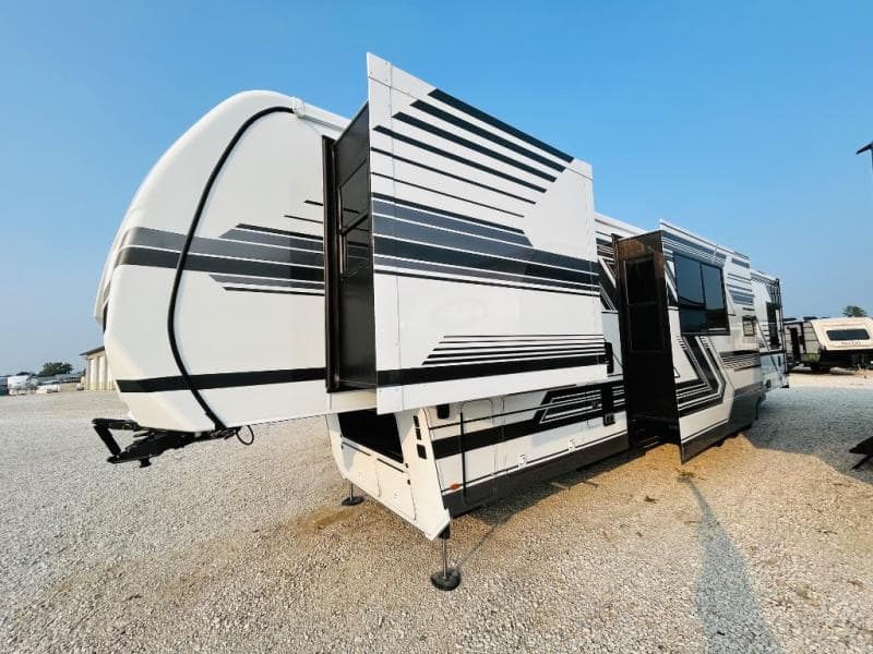 2026 Keystone RV 2026 Keystone RV Fuzion Toy Hauler - thumbnail 8