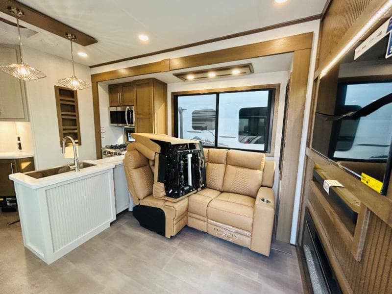 2026 Keystone RV 2026 Keystone RV Fuzion Toy Hauler - thumbnail 22