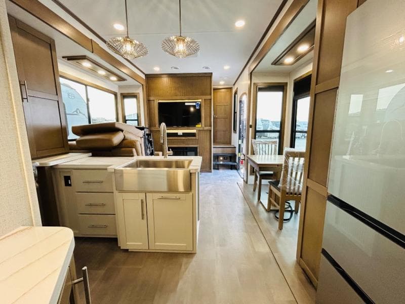2026 Keystone RV 2026 Keystone RV Fuzion Toy Hauler - thumbnail 36