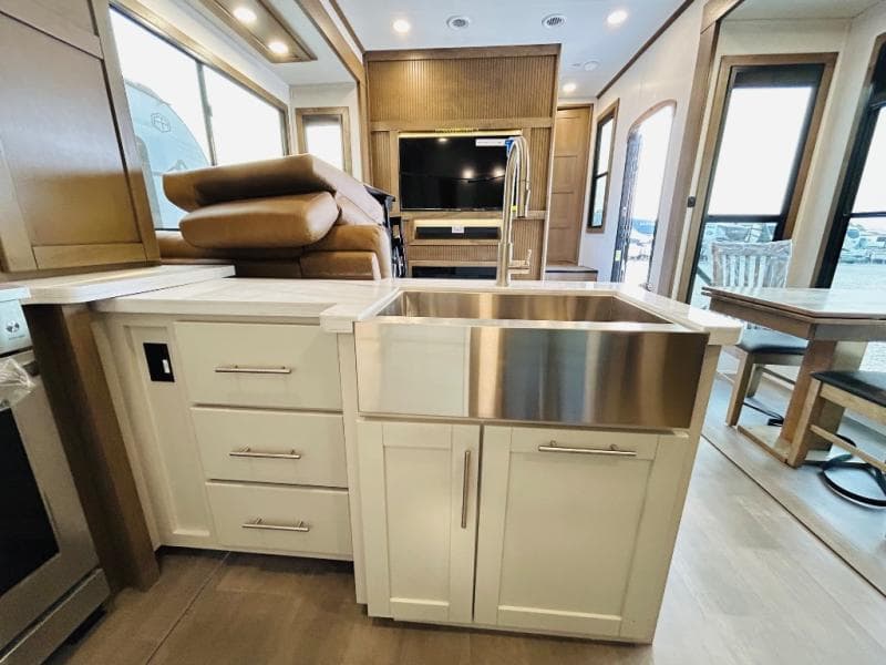 2026 Keystone RV 2026 Keystone RV Fuzion Toy Hauler - thumbnail 37