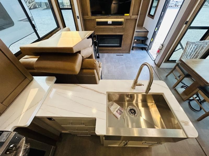 2026 Keystone RV 2026 Keystone RV Fuzion Toy Hauler - thumbnail 38