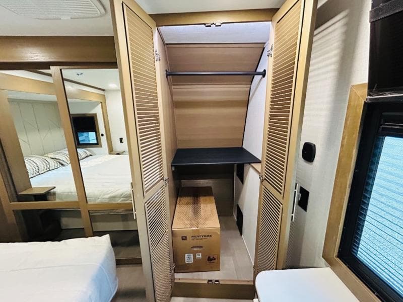 2026 Keystone RV 2026 Keystone RV Fuzion Toy Hauler - thumbnail 62
