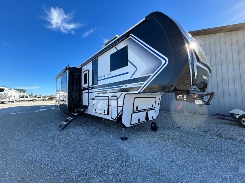 2026 Keystone 2026 Keystone Fuzion Toy Hauler - thumbnail 4