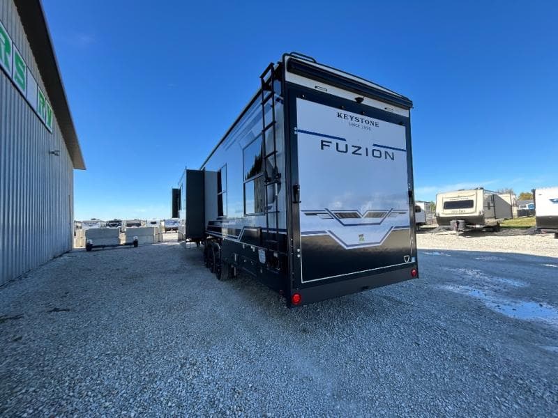 2026 Keystone 2026 Keystone Fuzion Toy Hauler - thumbnail 5