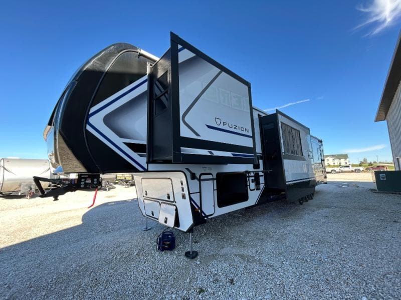 2026 Keystone 2026 Keystone Fuzion Toy Hauler - thumbnail 7