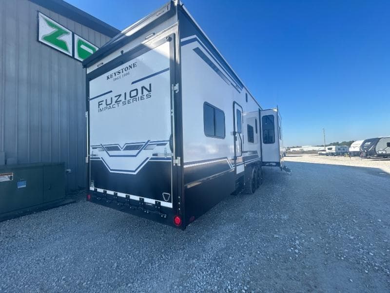 2026 Keystone 2026 Keystone Fuzion Impact Edition Toy Hauler - thumbnail 4