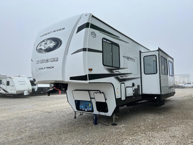 2026 Forest River 2026 Forest River Cherokee Wolf Pack Toy Hauler - thumbnail 5