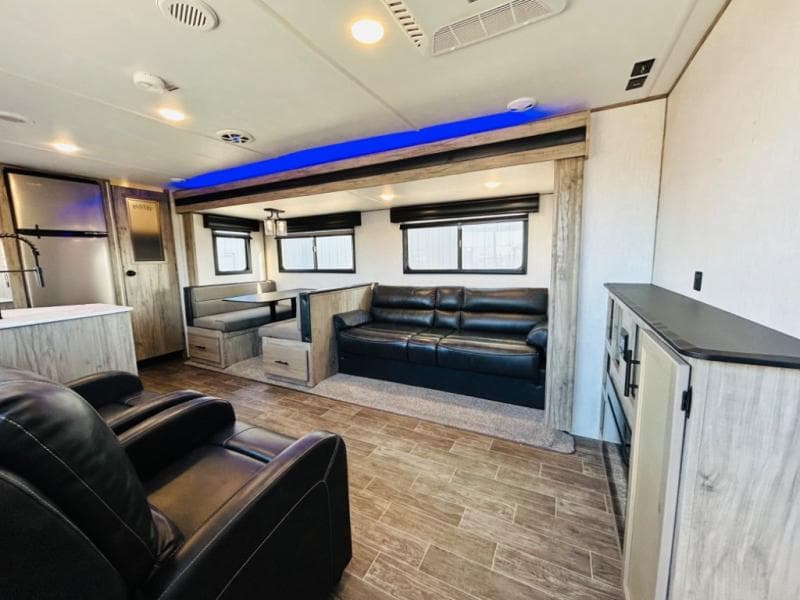 2021 Forest River 2021 Forest River Cherokee Alpha Wolf - thumbnail 3