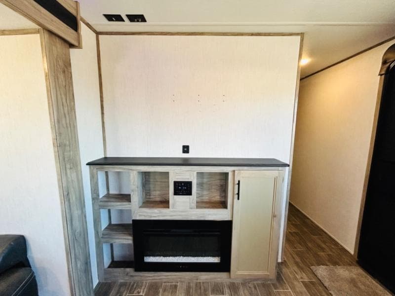 2021 Forest River 2021 Forest River Cherokee Alpha Wolf - thumbnail 4