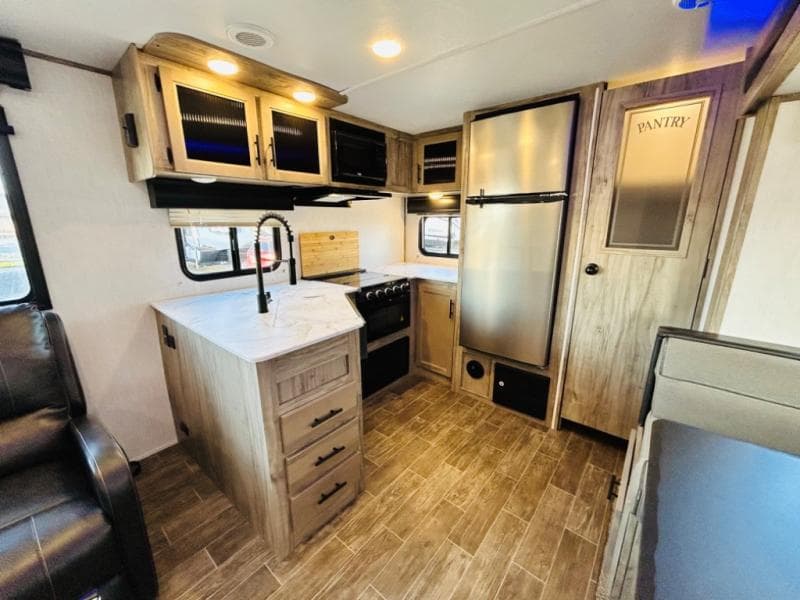 2021 Forest River 2021 Forest River Cherokee Alpha Wolf - thumbnail 6