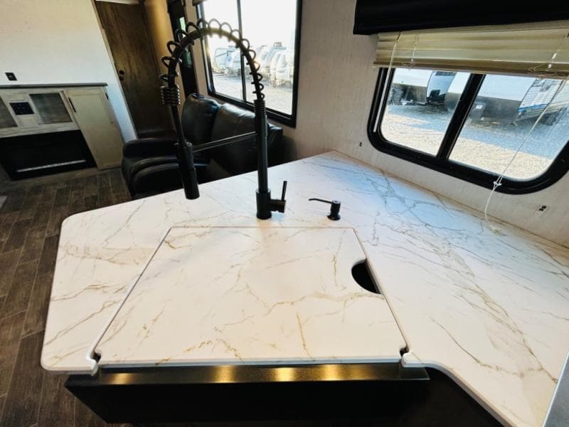 2021 Forest River 2021 Forest River Cherokee Alpha Wolf - thumbnail 12