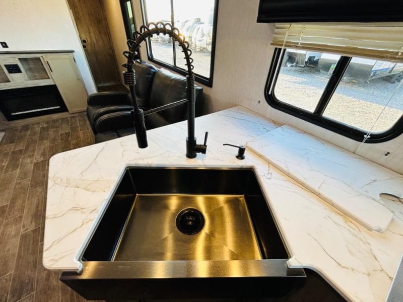 2021 Forest River 2021 Forest River Cherokee Alpha Wolf - thumbnail 13