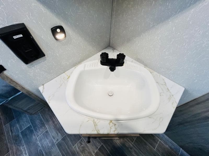 2021 Forest River 2021 Forest River Cherokee Alpha Wolf - thumbnail 39