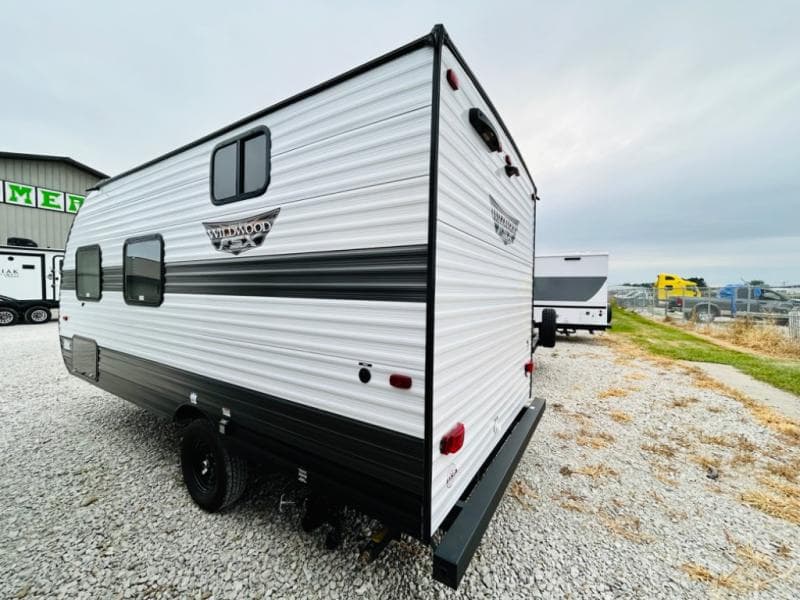 2024 Forest River 2024 Forest River Wildwood FSX - thumbnail 37