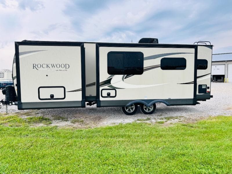 2021 Forest River 2021 Forest River Rockwood Ultra Lite - thumbnail 2