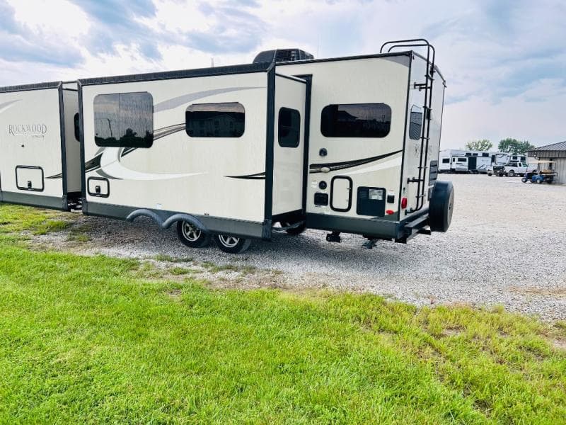 2021 Forest River 2021 Forest River Rockwood Ultra Lite - thumbnail 3