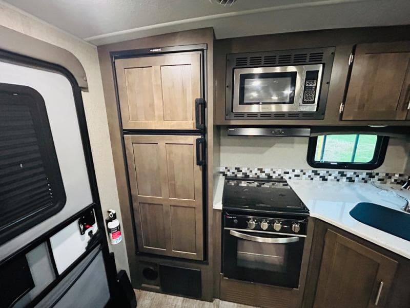 2021 Forest River 2021 Forest River Rockwood Ultra Lite - thumbnail 18