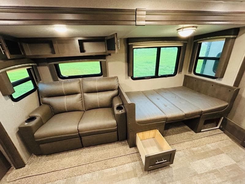 2021 Forest River 2021 Forest River Rockwood Ultra Lite - thumbnail 26