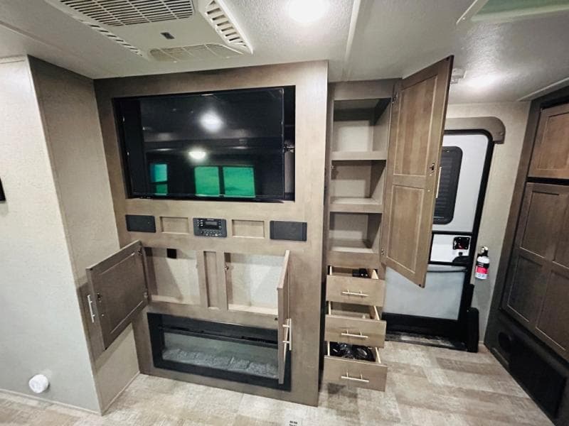 2021 Forest River 2021 Forest River Rockwood Ultra Lite - thumbnail 28