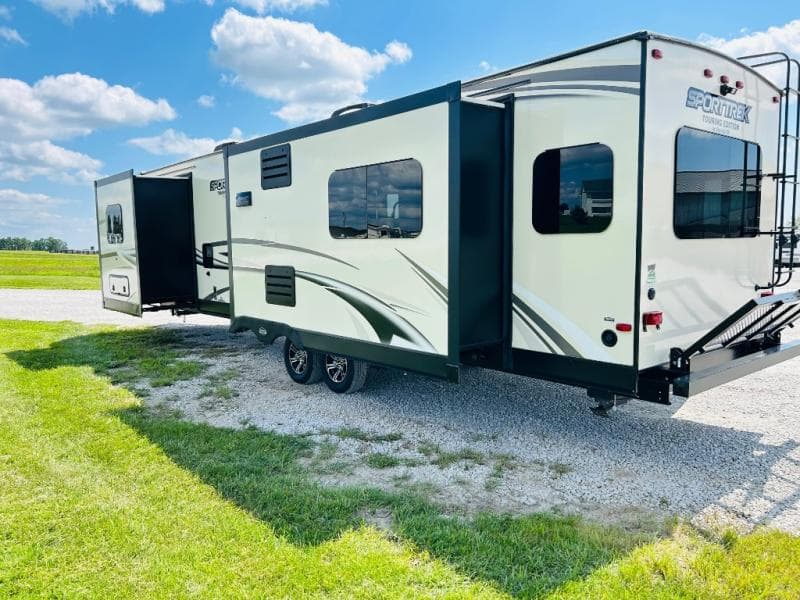 2020 Venture RV 2020 Venture RV SportTrek Touring Edition - thumbnail 3