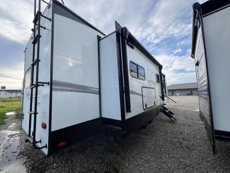 2025 Grand Design 2025 Grand Design Reflection - thumbnail 7